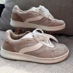 Stylish Women's Suede Sneakers